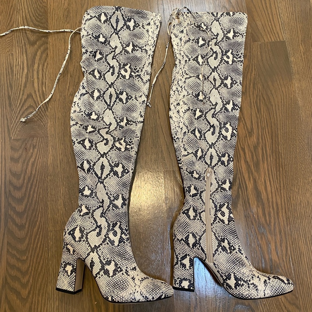 Unisa high rise lace up snakeskin pattern boots size 7.5 🐍 NWOT